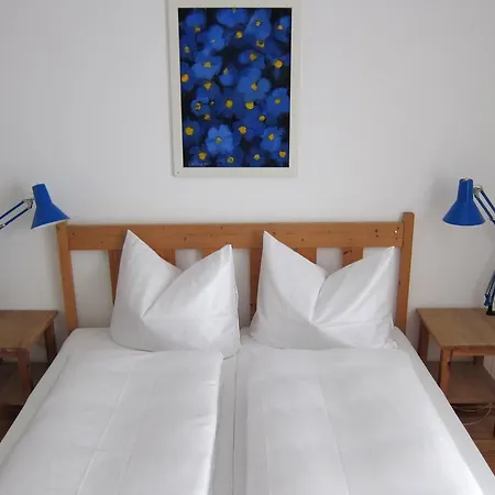 Dorfplatz * شرنز